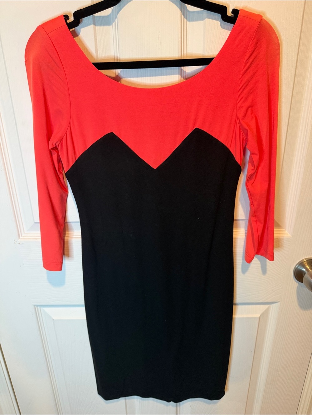 JAYGODFREY Women’s Colorblock Scoop Neck Sheath Dress in Coral and Black